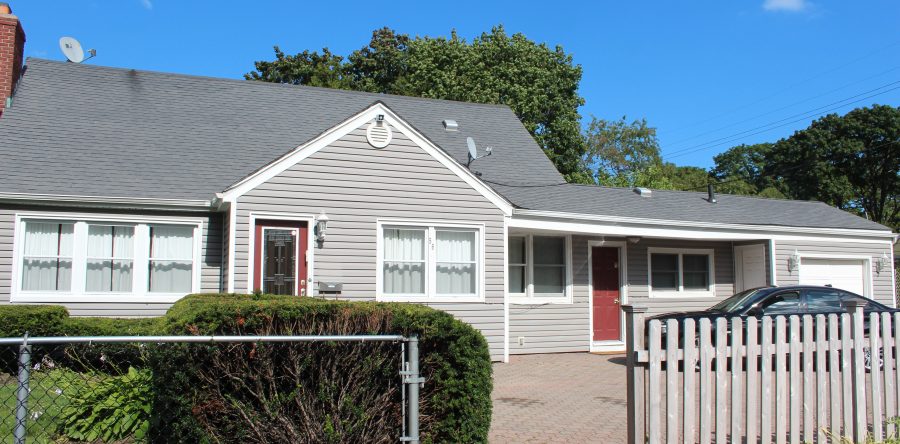 56 Pickwick Ln North Babylon, NY